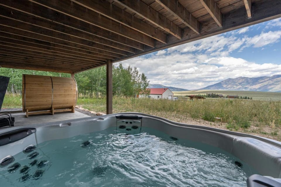 Wild Skies Lodge - Hot Tub, Barrel Sauna, Fire Pit, Close to Yellowstone House in Henrys Lake