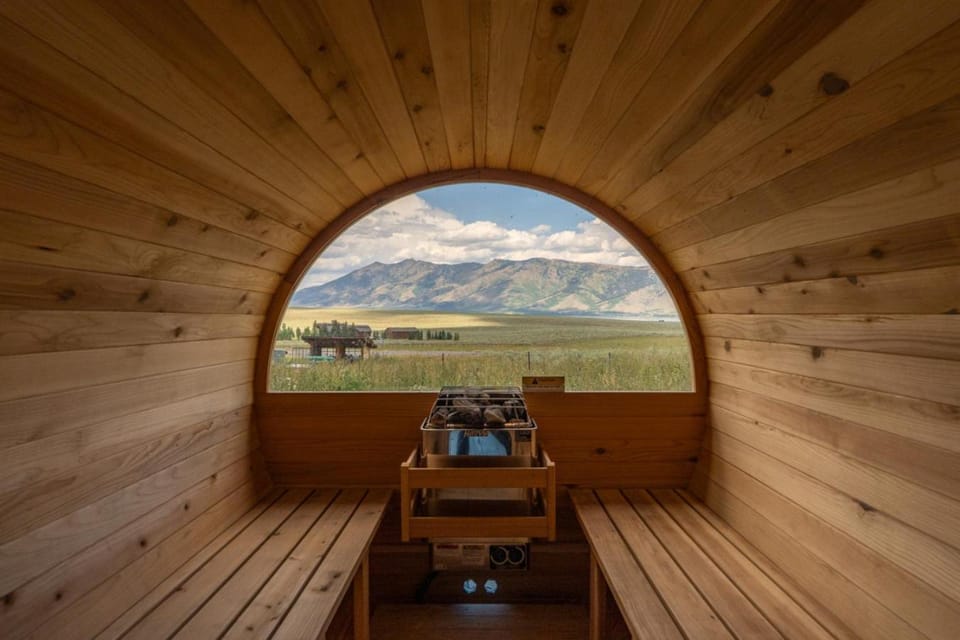 Wild Skies Lodge - Hot Tub, Barrel Sauna, Fire Pit, Close to Yellowstone House in Henrys Lake