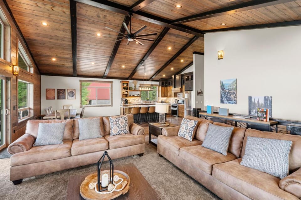 Wild Skies Lodge - Hot Tub, Barrel Sauna, Fire Pit, Close to Yellowstone House in Henrys Lake