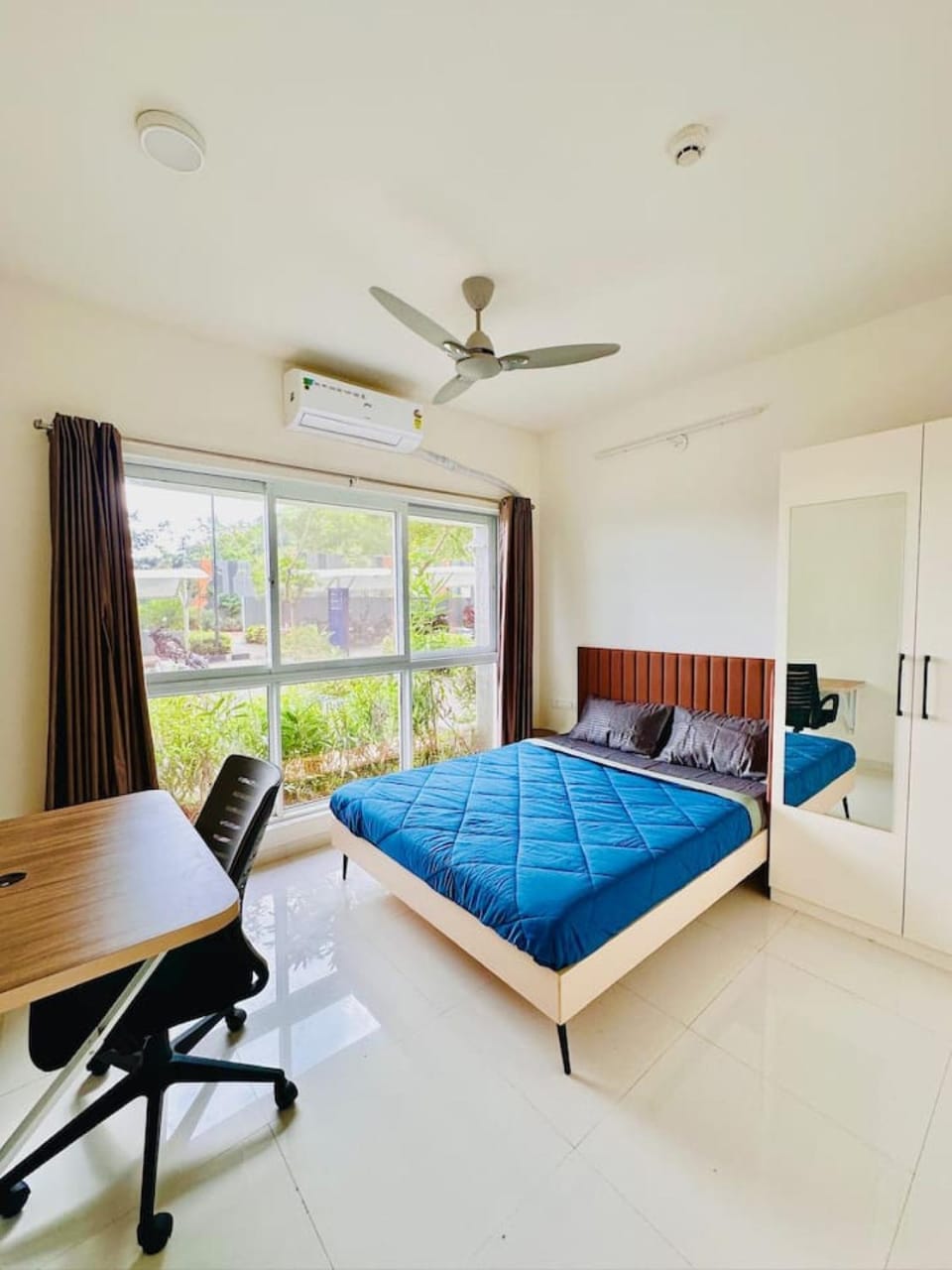 Bed, Living room, Photo of the whole room, Seating area, Bedroom, air conditioner