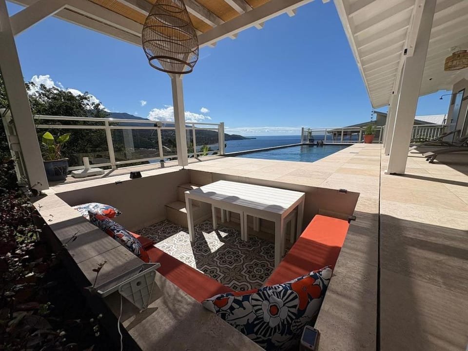 Ozalee cottage exceptional sea view infinity pool Apartment in Bouillante