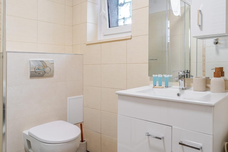 Toilet, Bathroom, towels