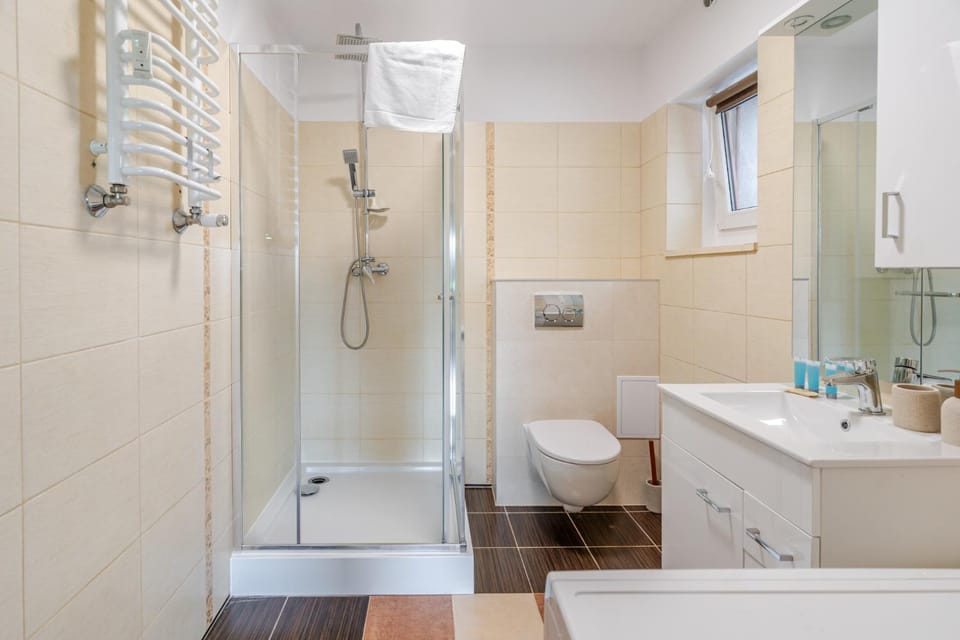 Shower, Toilet, Bathroom, towels