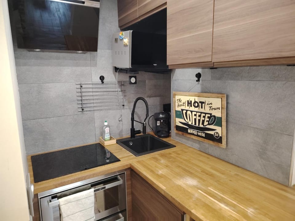 Kitchen or kitchenette, oven