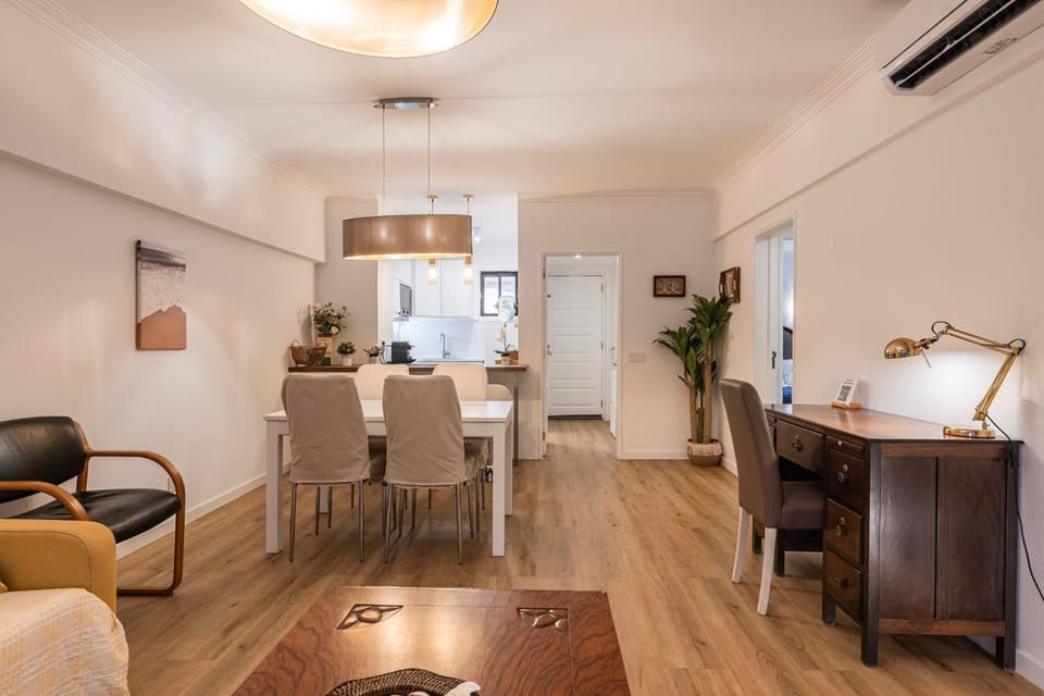 Kitchen or kitchenette, Living room, Seating area, Dining area