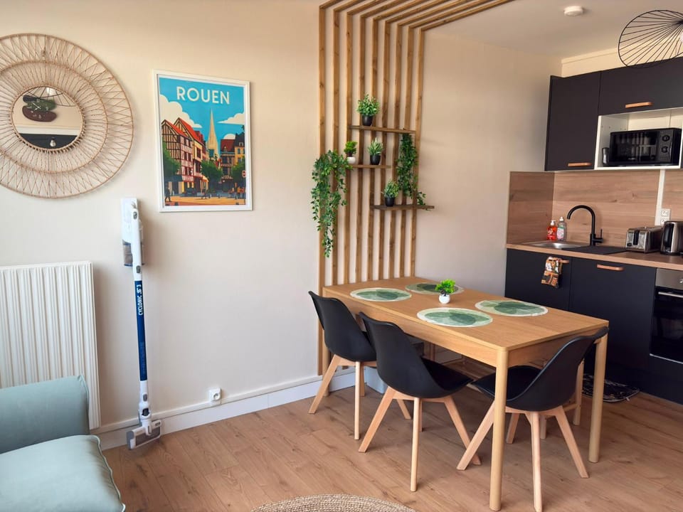 Kitchen or kitchenette, Seating area, stove