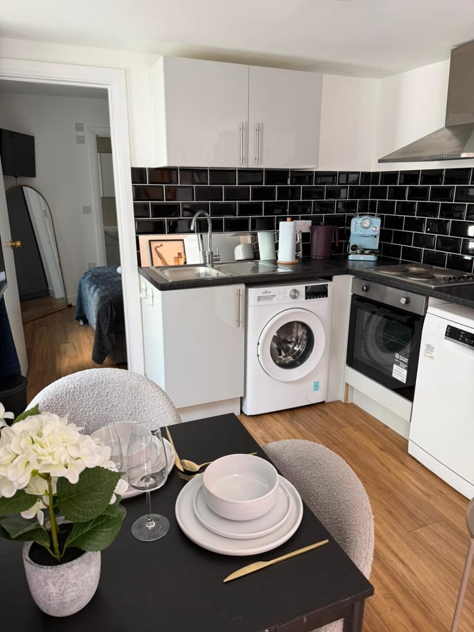 Coffee/tea facilities, Kitchen or kitchenette, Dining area, dishwasher, oven, stove, toaster