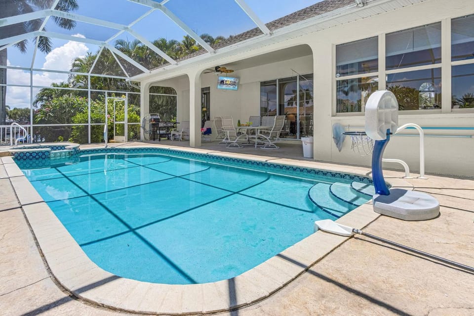 Relax, Paddle & Unwind in Cape Coral Paradise - Villa Cape Pearl - Roelens House in Cape Coral
