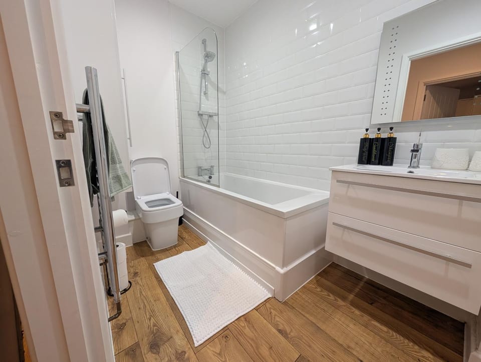Shower, Toilet, Bathroom, Bath, towels