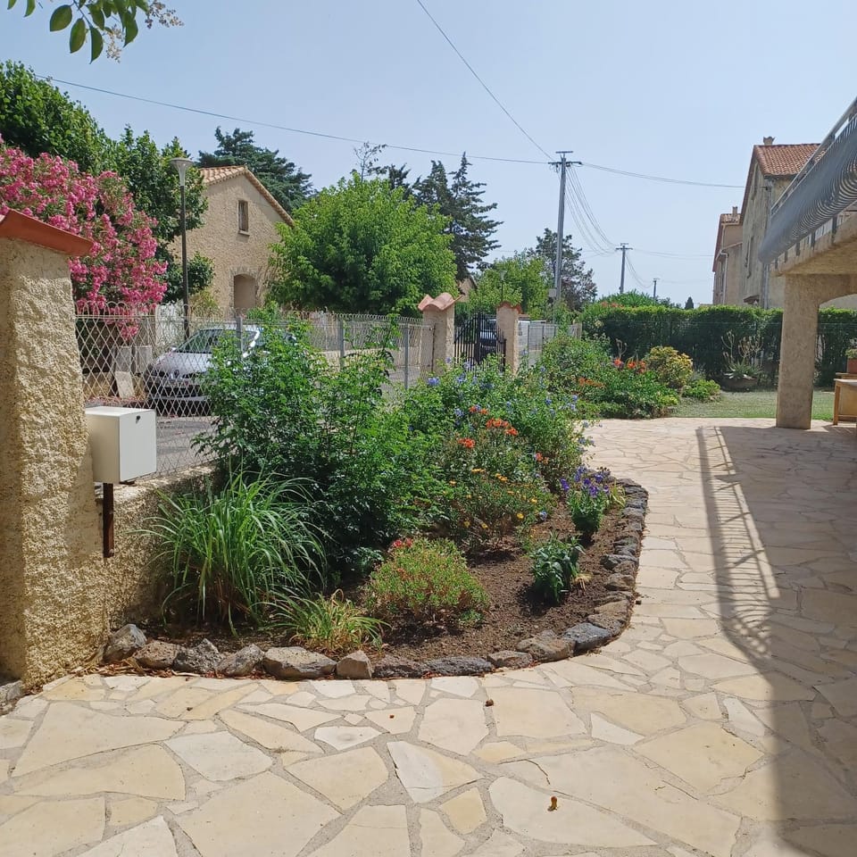 Confort et calme entre village et mer Apartment in Vias