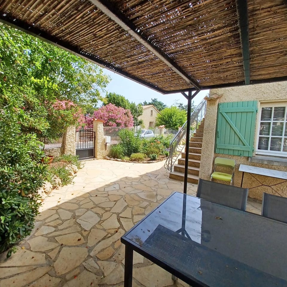 Confort et calme entre village et mer Apartment in Vias