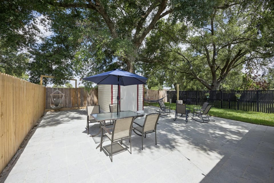 Modern Fully Furnished 3BR 2BA Orlando Home Near UCF Downtown Hospitals Disney and MCO with Free WiFi Garage Private Backyard Perfect for Families Business Travelers Vacation and Extended Stays House in Azalea Park