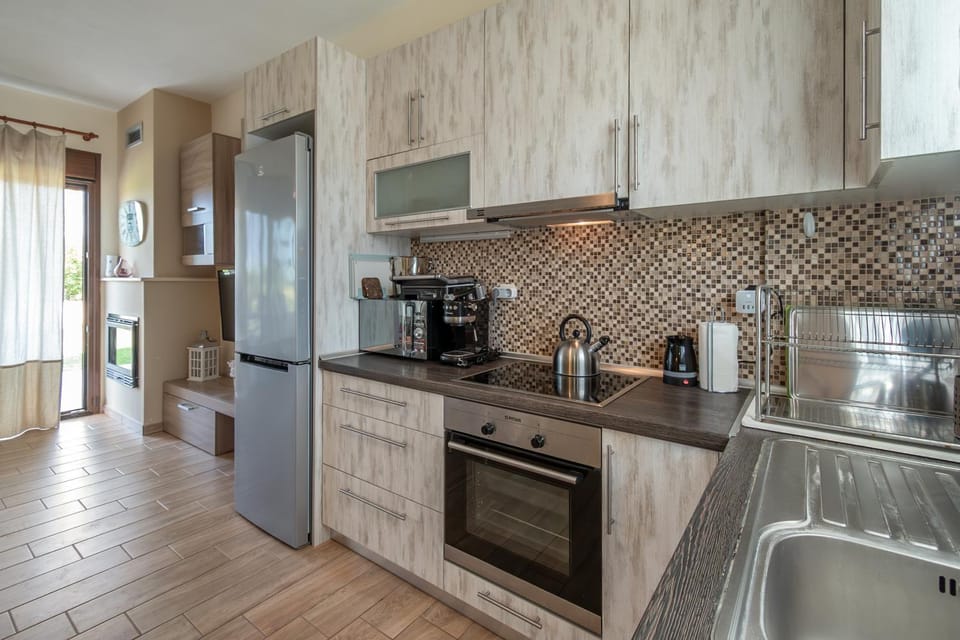 Coffee/tea facilities, microwave, oven, stove, kitchen