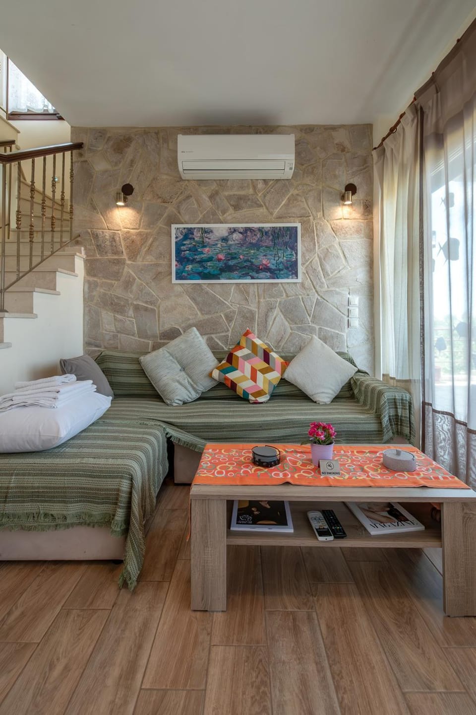 Living room, Photo of the whole room, Decorative detail, Seating area, air conditioner