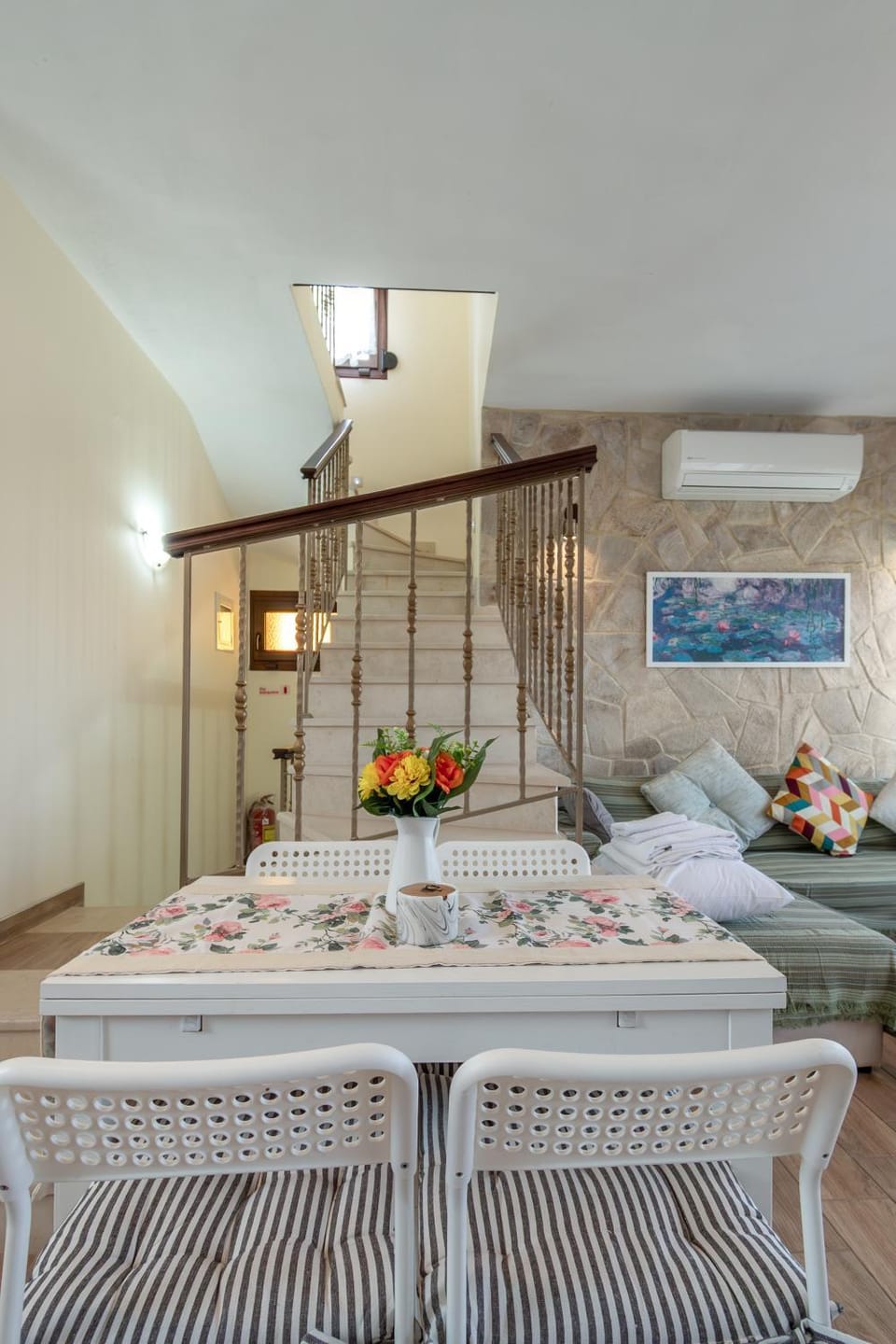 Living room, Seating area, Dining area, air conditioner