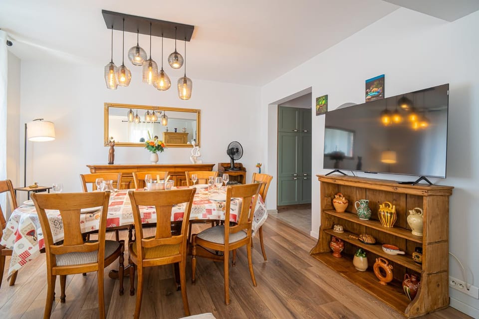 TV and multimedia, Living room, Food and drinks, Seating area, Dining area, Food