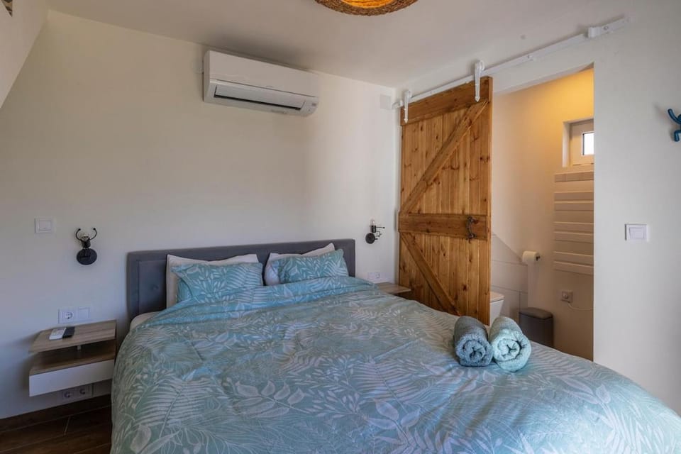 Bed, Bedroom, towels, air conditioner