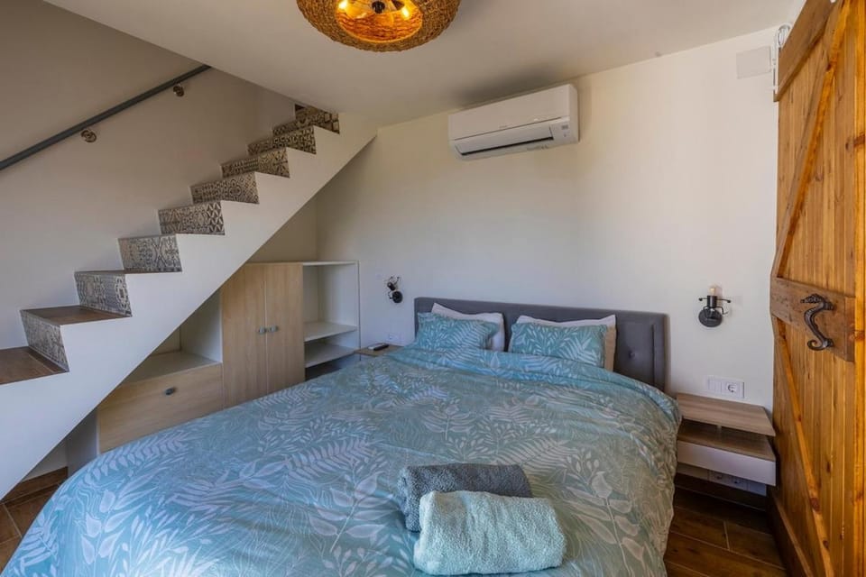 Bed, Photo of the whole room, Bedroom, air conditioner