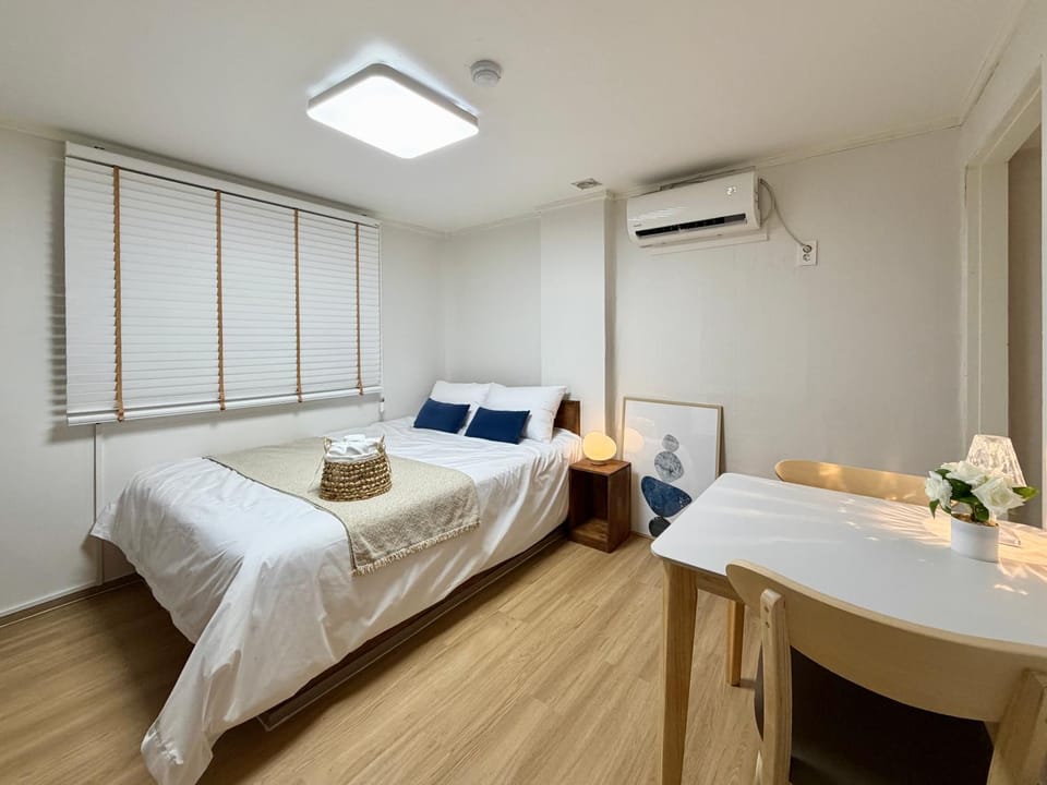 Bed, Bedroom, towels, air conditioner