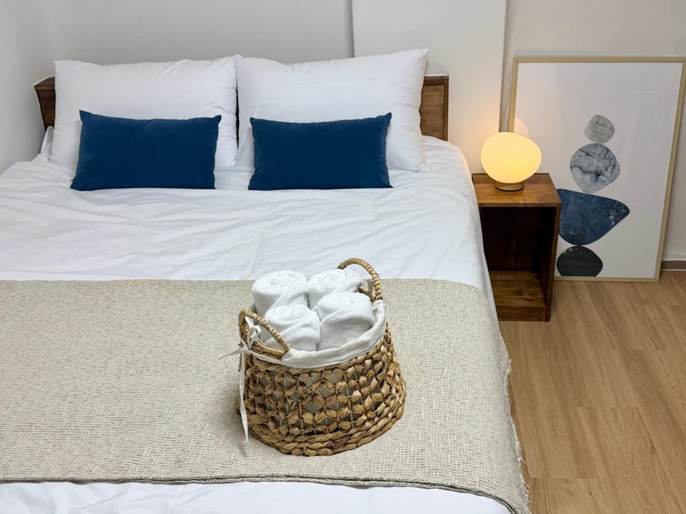 Bed, Bedroom, towels
