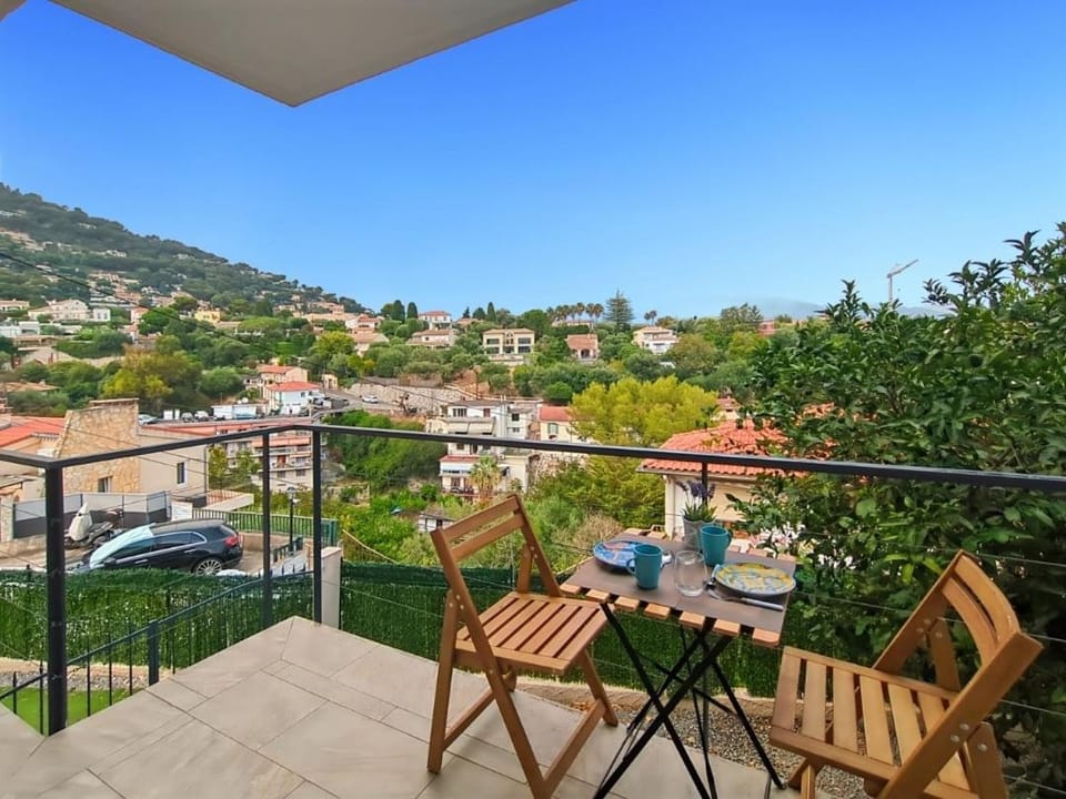 Day, Natural landscape, View (from property/room), Balcony/Terrace, Dining area, City view