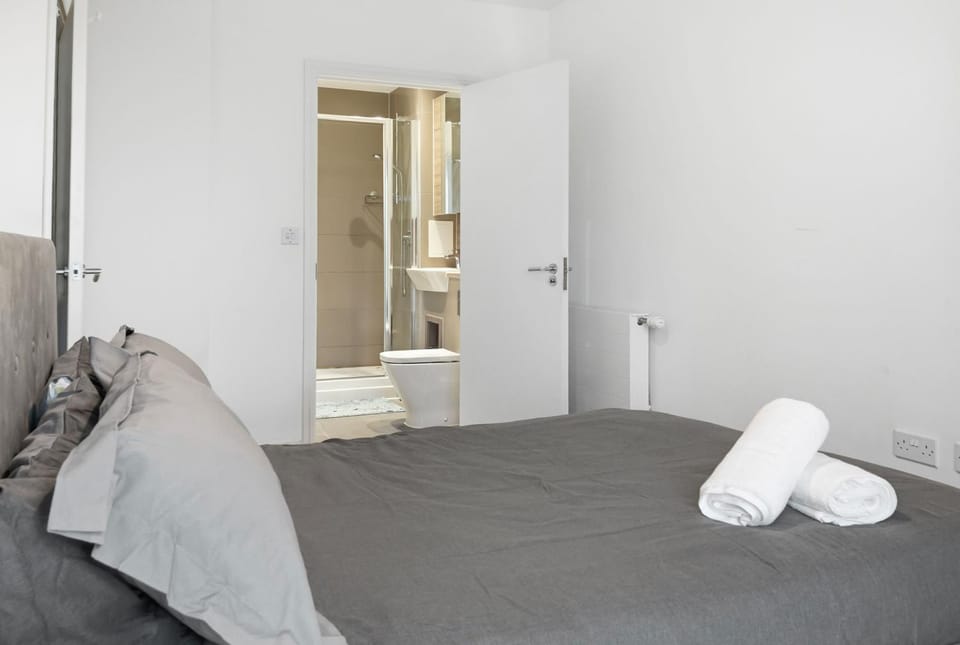 Stylish 2-Bed Riverside Flat Apartment in Barking