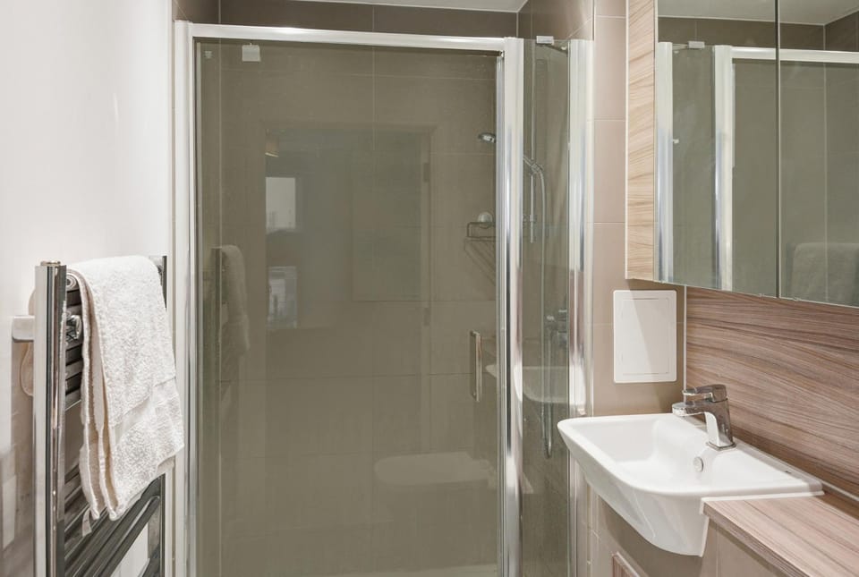 Stylish 2-Bed Riverside Flat Apartment in Barking