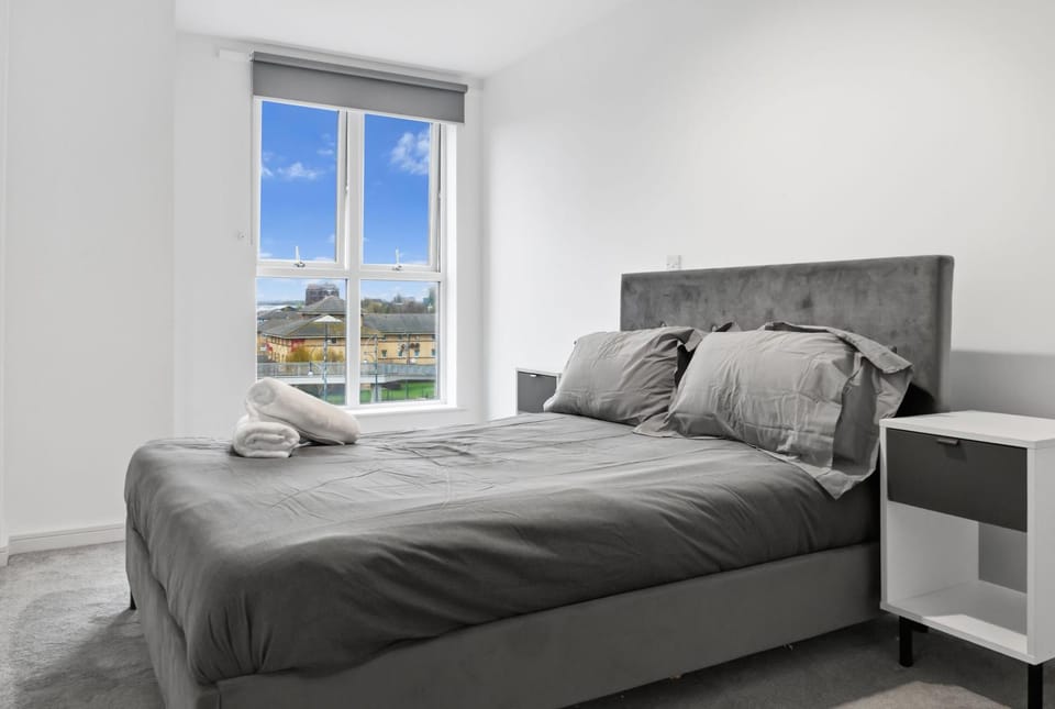 Stylish 2-Bed Riverside Flat Apartment in Barking