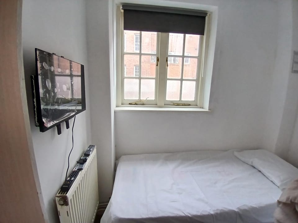 Bed, TV and multimedia, Evening entertainment, Bedroom