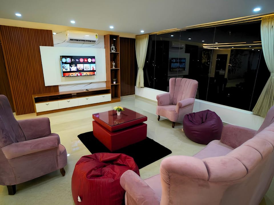 Communal lounge/ TV room, TV and multimedia, Entertainment, Family