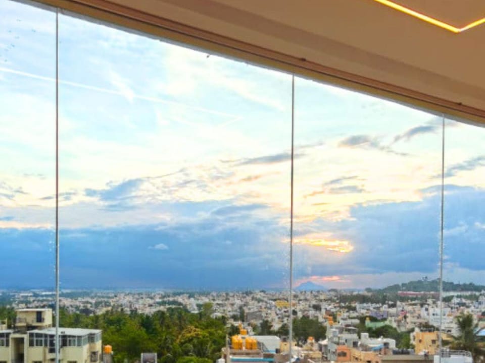 Bird's eye view, View (from property/room), City view, Mountain view