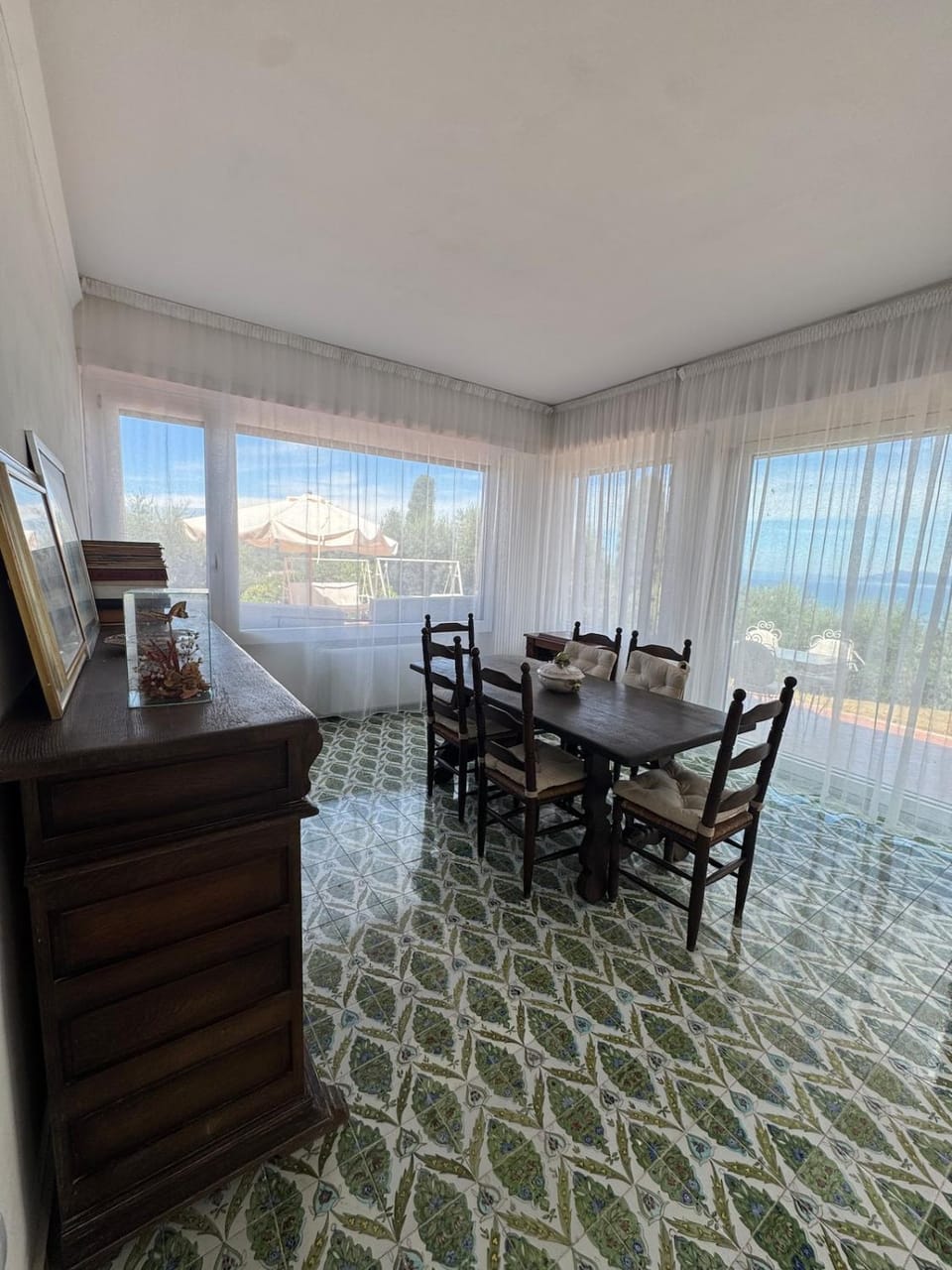 Seating area, Dining area