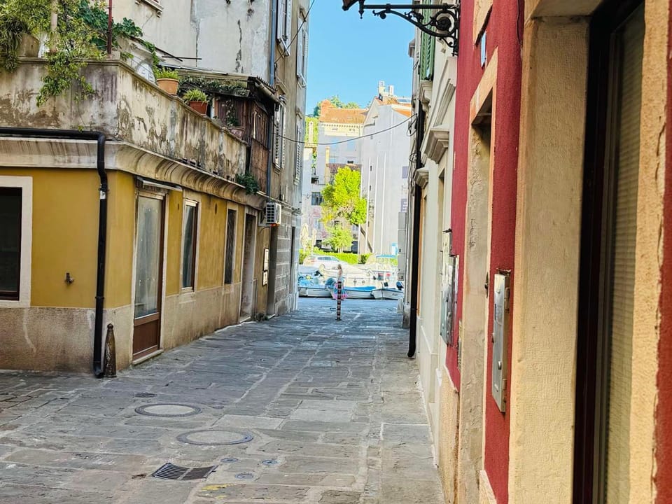 Day, Neighbourhood, City view, Street view, Location
