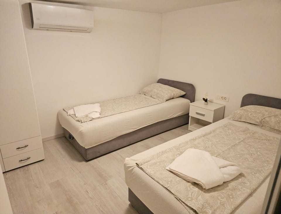 Bed, Photo of the whole room, Bedroom, air conditioner
