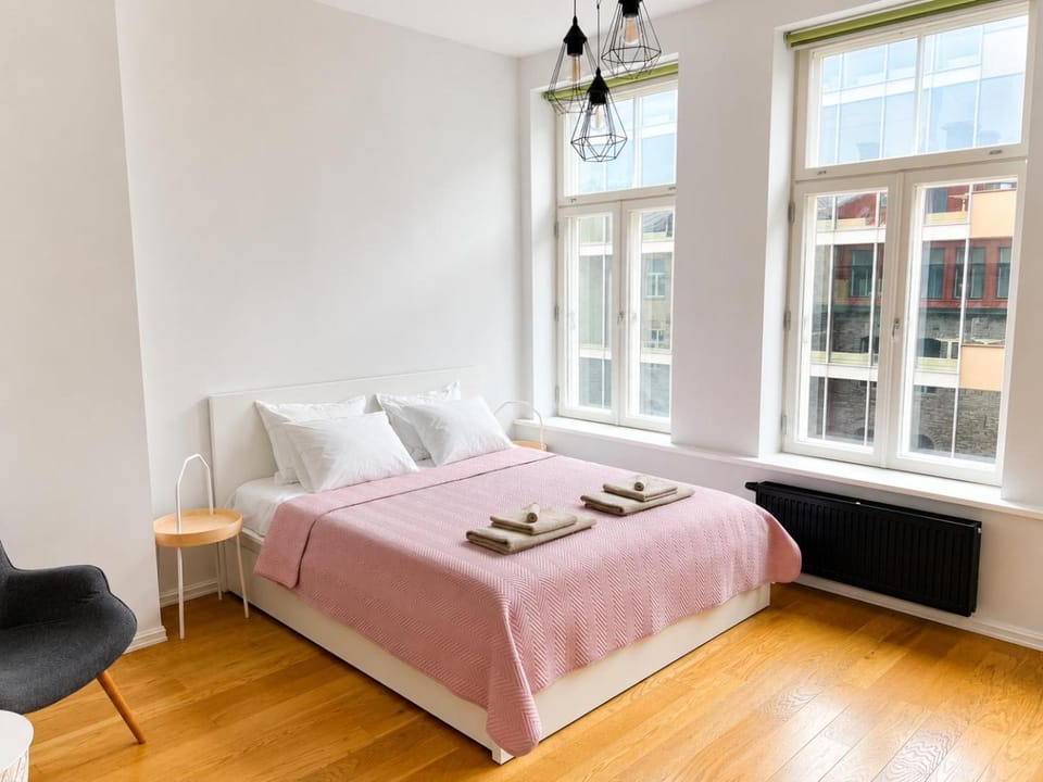 Bed, Bedroom, towels
