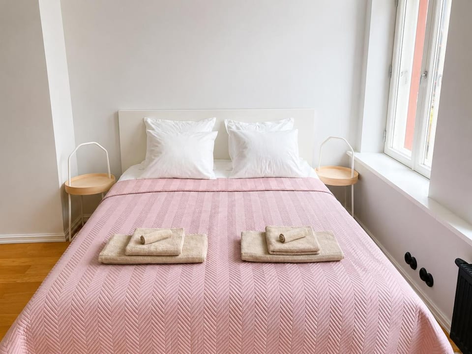 Bed, Bedroom, towels