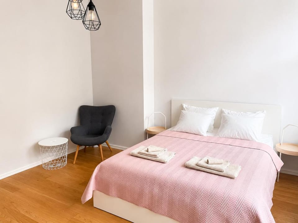 Bed, Seating area, Bedroom