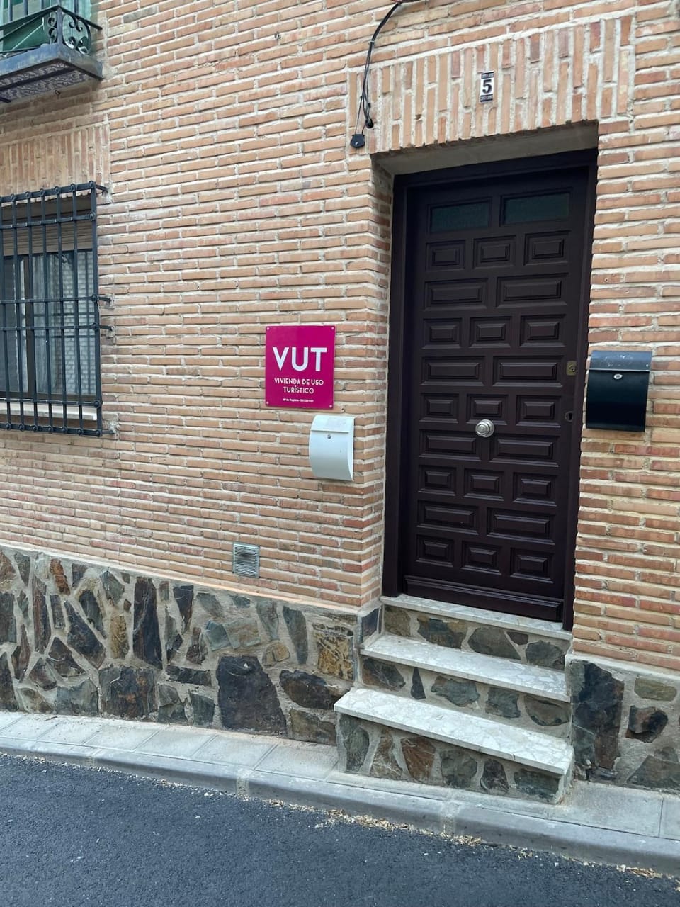Facade/entrance, Day, Street view