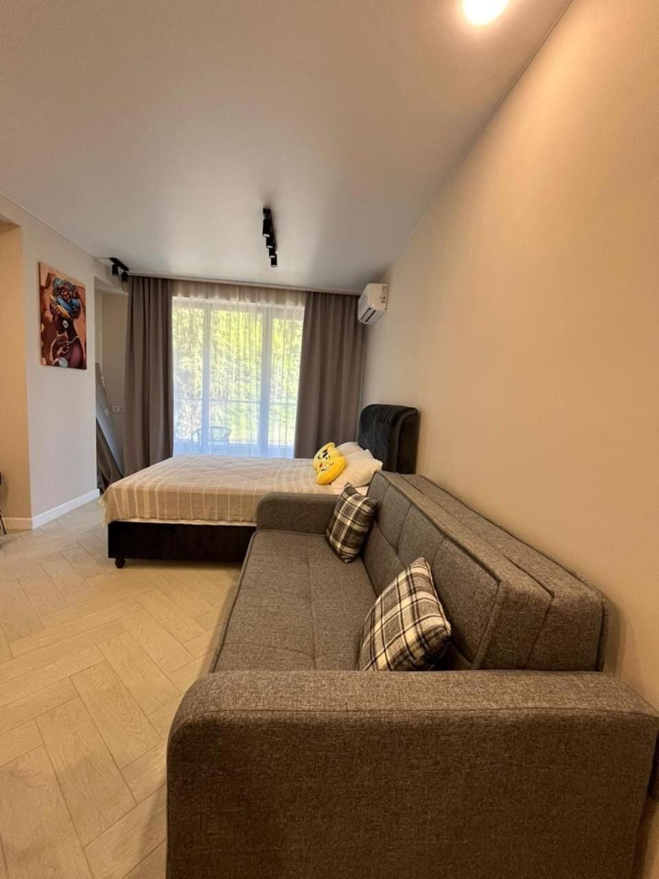 Photo of the whole room, Seating area