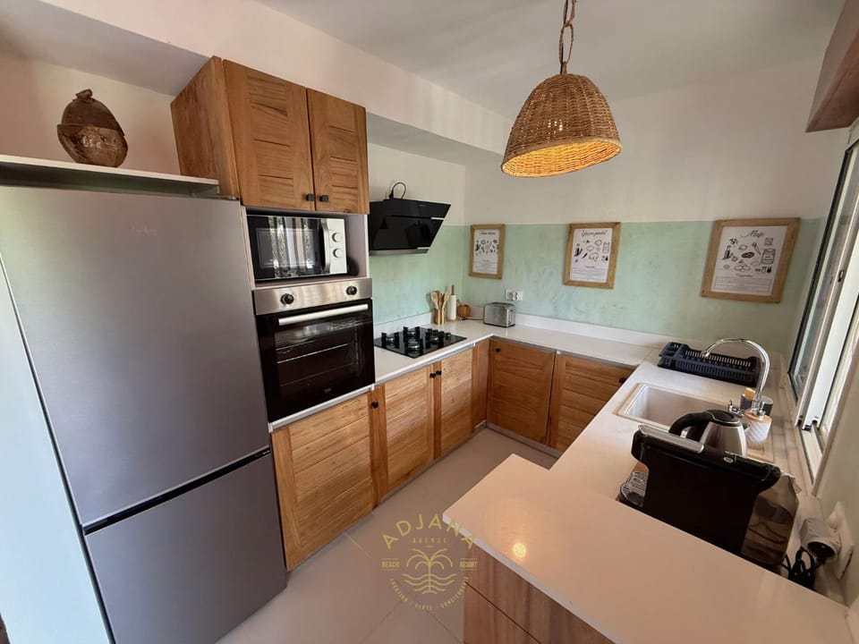 Coffee/tea facilities, Kitchen or kitchenette, oven, stove, toaster
