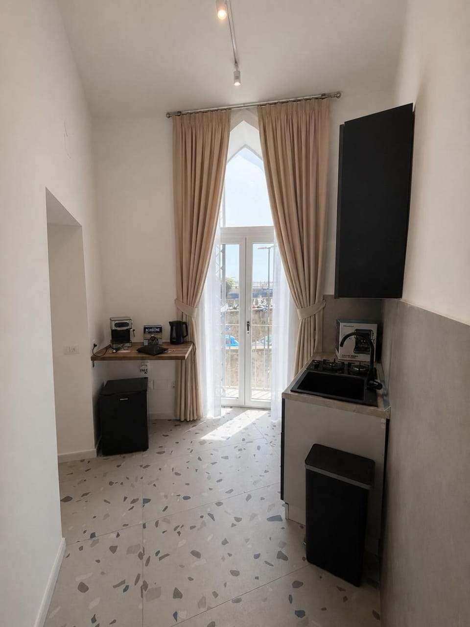 Kitchen or kitchenette, minibar