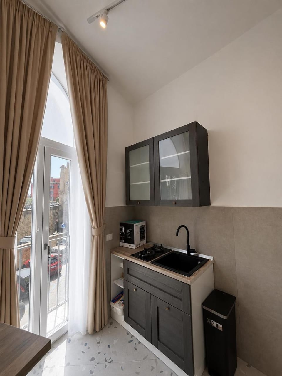 Kitchen or kitchenette, minibar, stove
