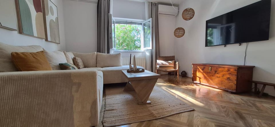 TV and multimedia, Living room, Seating area, air conditioner