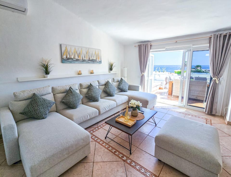 Living room, Seating area, air conditioner