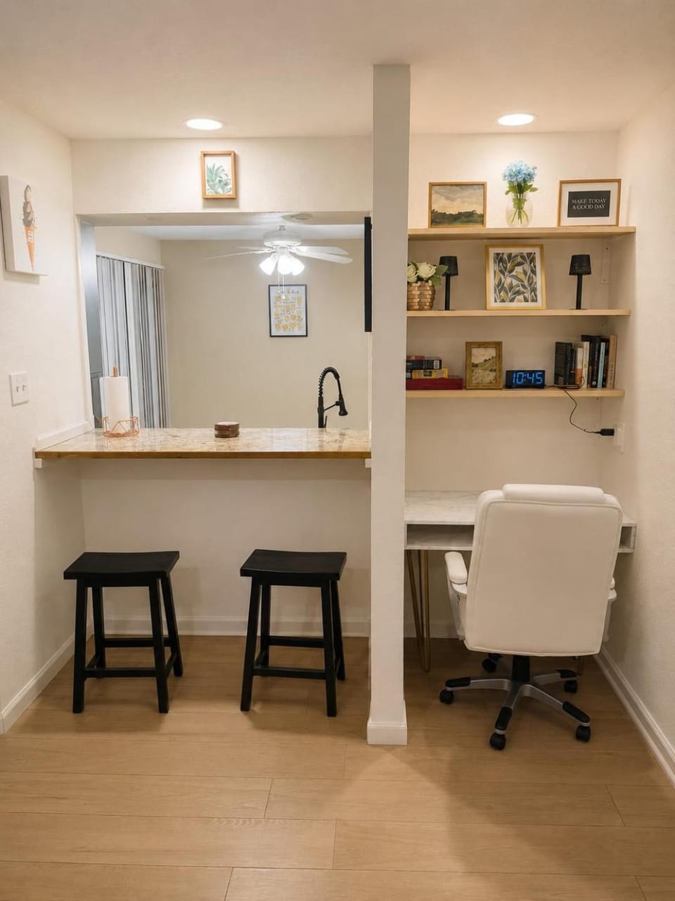 Kitchen or kitchenette, Dining area