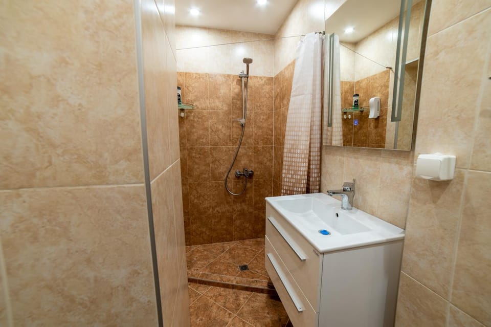 Shower, Bathroom, towels