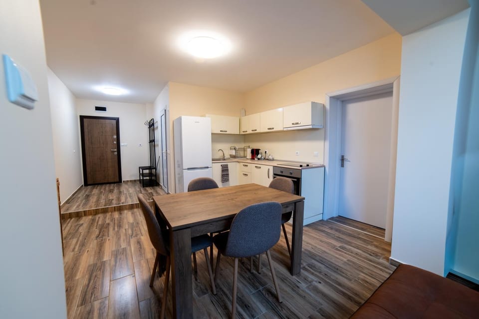 Kitchen or kitchenette, Dining area, oven, stove