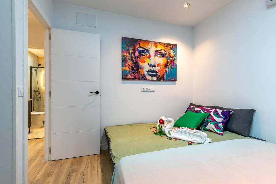 Bed, Photo of the whole room, Bedroom, towels