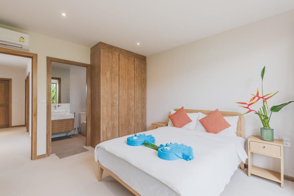 Bed, Bedroom, towels, wardrobe