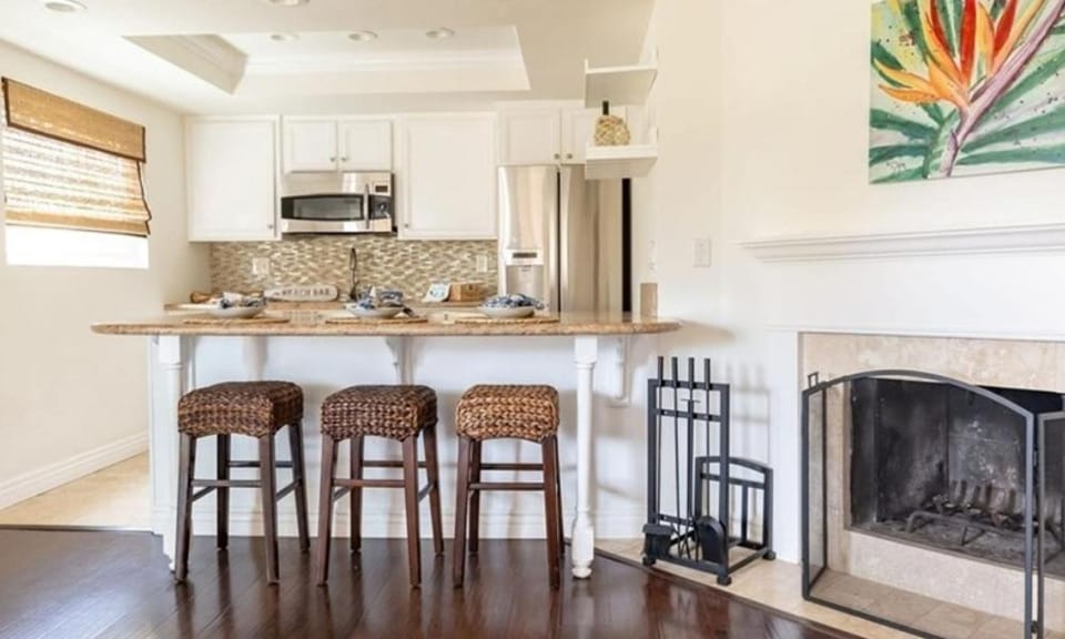Modern 2 Bedroom Retreat Near Beach and Downtown Apartment in Manhattan Beach